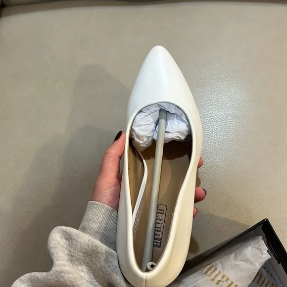 White pumps 4” heel - Picture 2 of 3